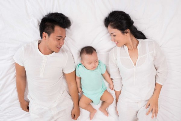 Có nên để trẻ nhỏ ngủ chung với bố mẹ?