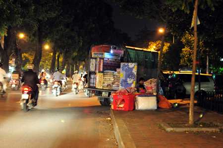 Chăn ga gối đệm được bán di động trên các xe hàng rải khắp phố Hà Nội