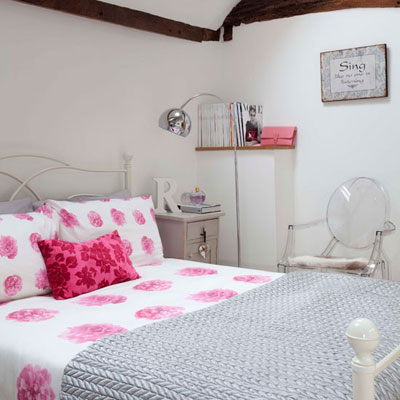 Phòng ngủ nhỏ nên chọn chăn ga gối đệm và các đồ dùng với tông màu sáng làm chủ đạo