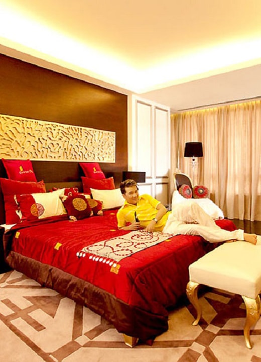 Căn phòng ngủ tráng lệ thể hiện đúng tính cách của ông hoàng Nhạc Việt