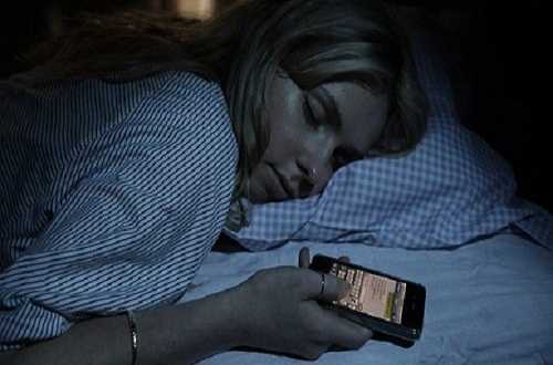 Thói quen ngủ chung với những chiếc điện thoại đem lại nguy hiểm cho sức khỏe của bạn
